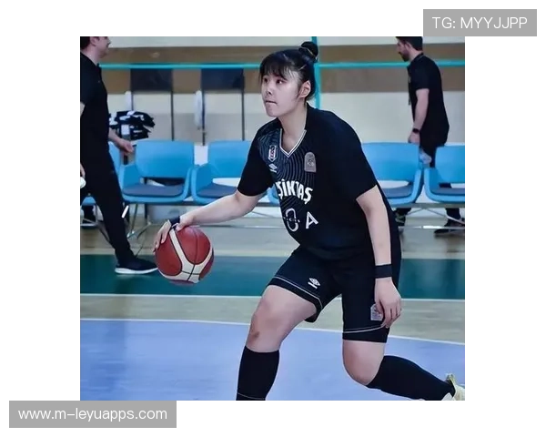 受伤也挡不住颜值和乐观！李月汝自拍圈粉无数，李月汝挺漂亮